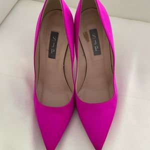 Fawn satin pumps, fuchsia